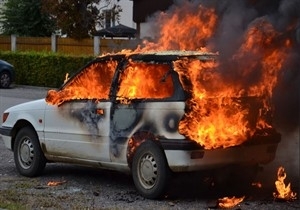آتش سوزی در مسکن مهر مهرگان گرگان / سوختن ۴ دستگاه خودرو در آتش