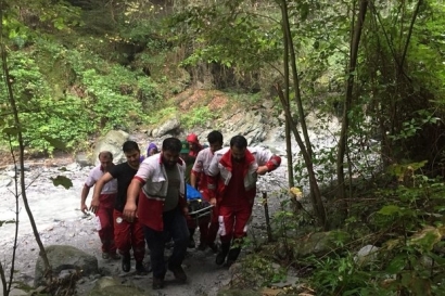 سقوط خانم ۶۵ ساله از آبشار «لاشو»/ مصدوم به بیمارستان منتقل شد