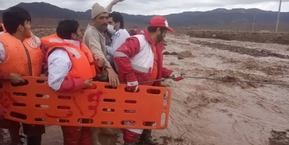 نجات کودک ۳ ساله غرق شده در سیلاب مراوه تپه